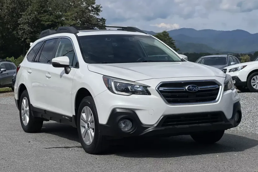 2019 Subaru Outback 2.5i Premium photo 1