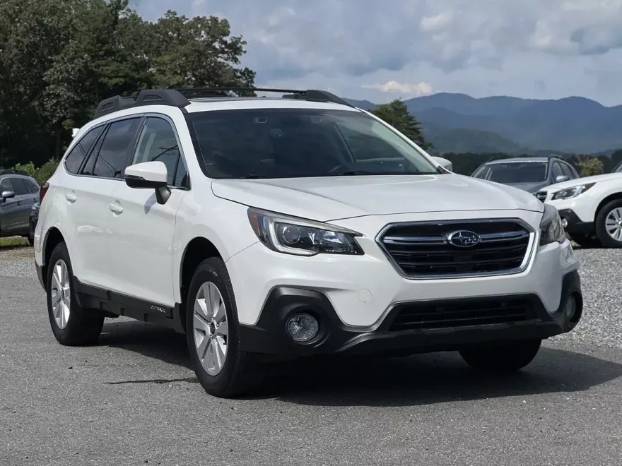 2019 Subaru Outback 2.5i Premium photo 1
