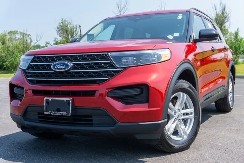 2023 Ford Explorer XLT photo 1