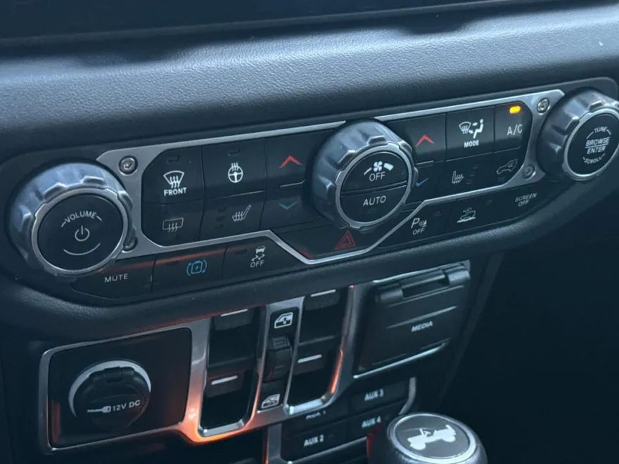 2024 Jeep Wrangler Sahara 4xe photo 18