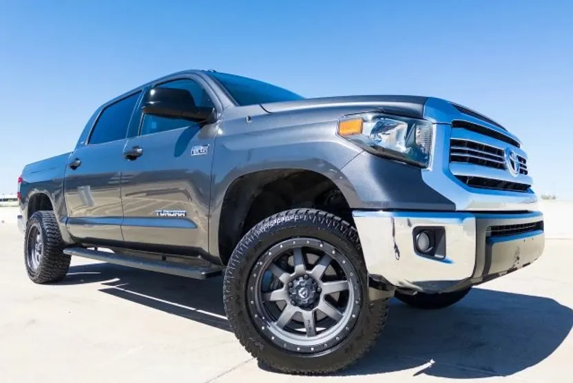 2016 Toyota Tundra CrewMax SR5 photo 1