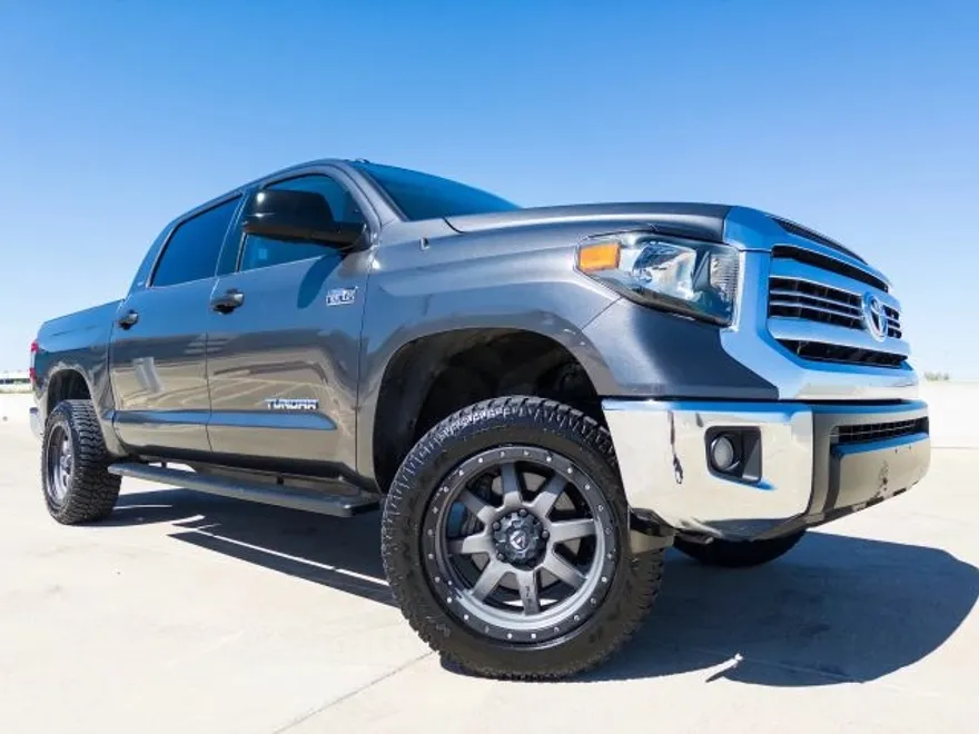 2016 Toyota Tundra CrewMax SR5 photo 1
