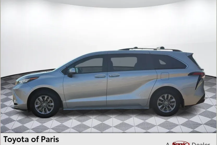 2022 Toyota Sienna XLE photo 1