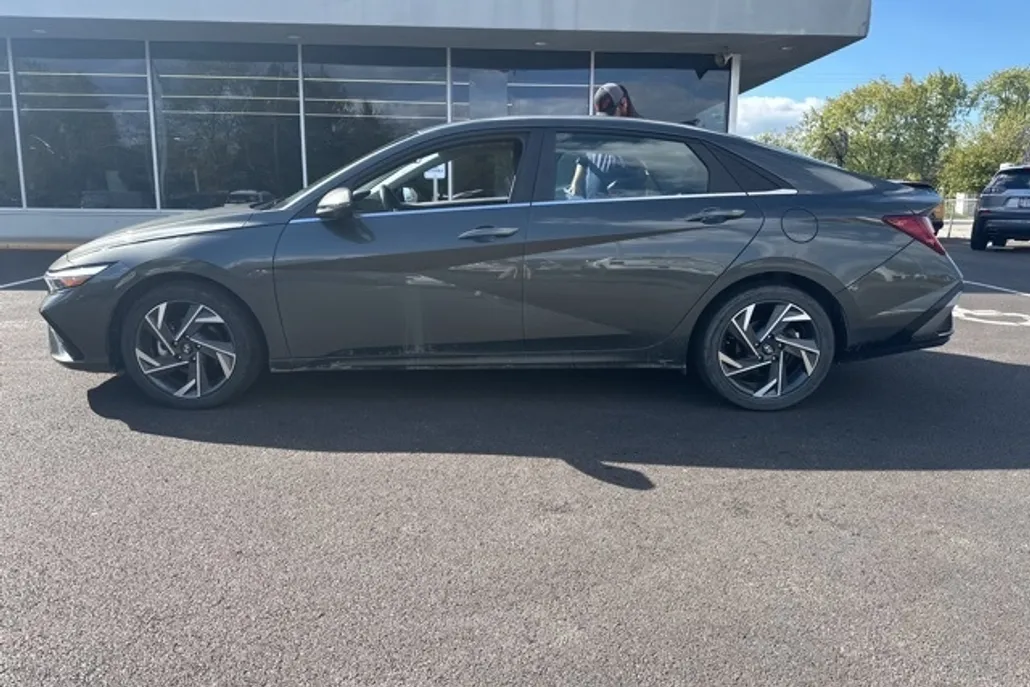2024 Hyundai Elantra Limited photo 1