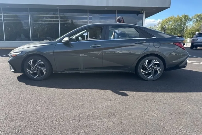 2024 Hyundai Elantra Limited photo 1