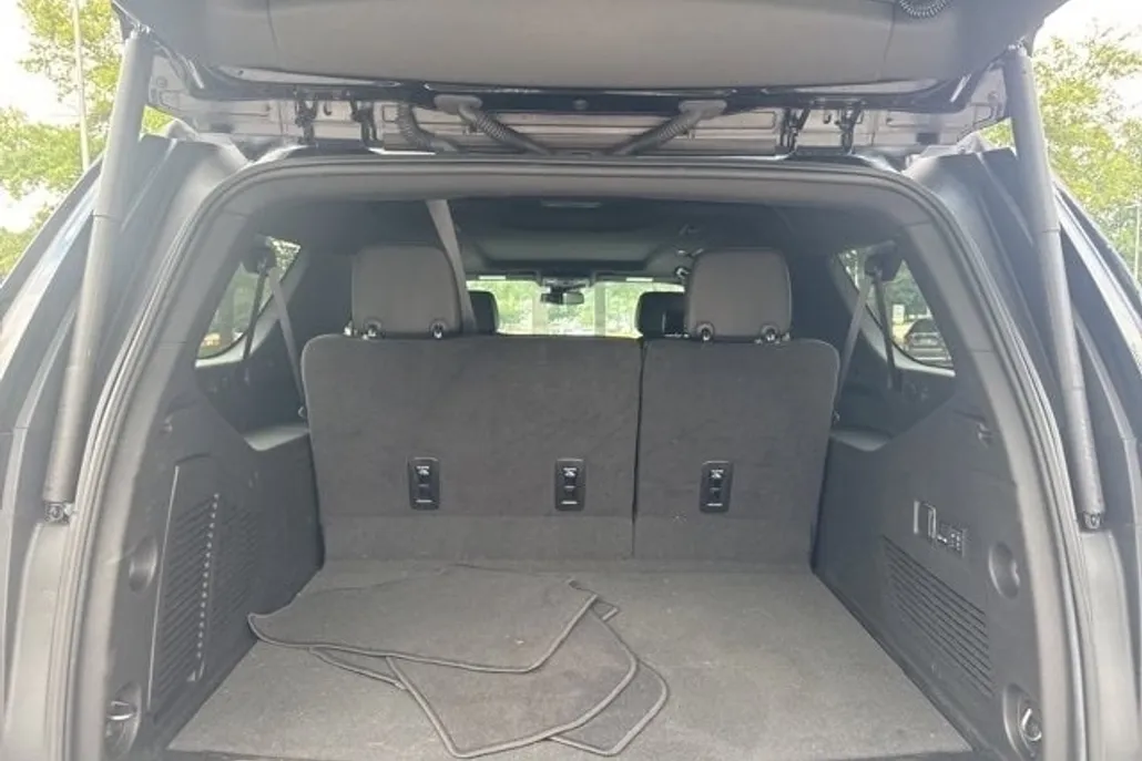 2024 Chevrolet Suburban Z71 photo 1