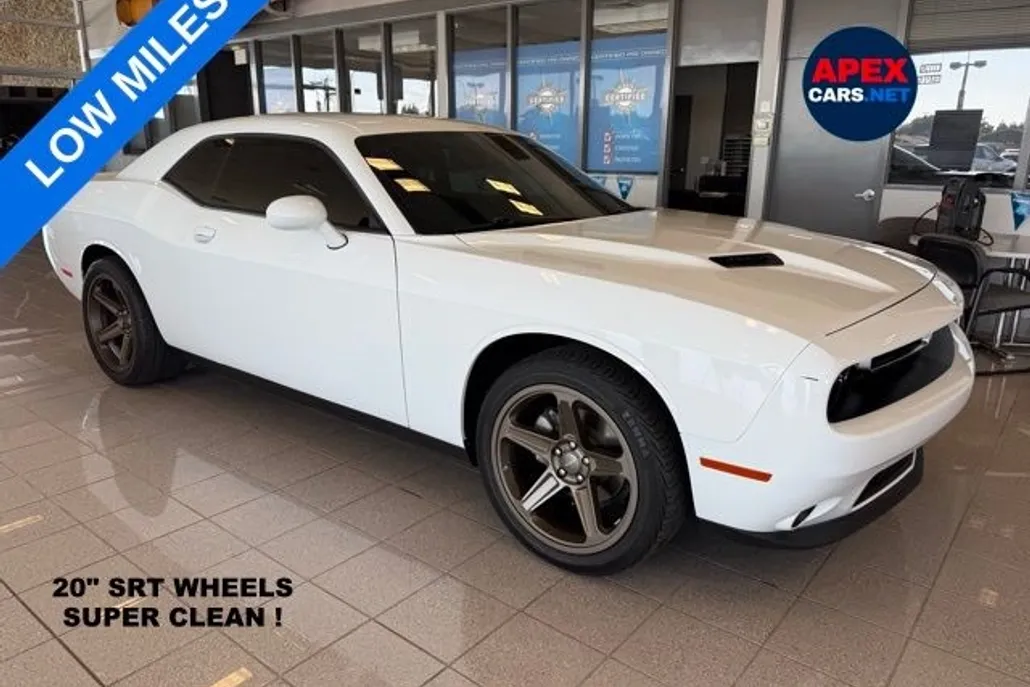 2022 Dodge Challenger SXT photo 1