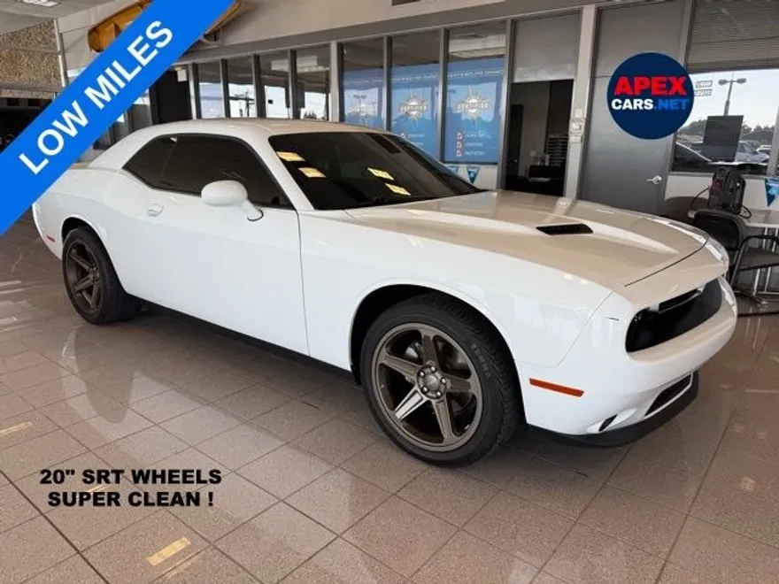 2022 Dodge Challenger SXT photo 1