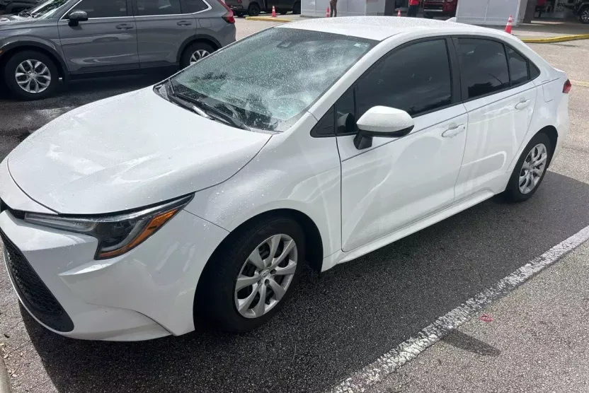 2021 Toyota Corolla LE photo 1
