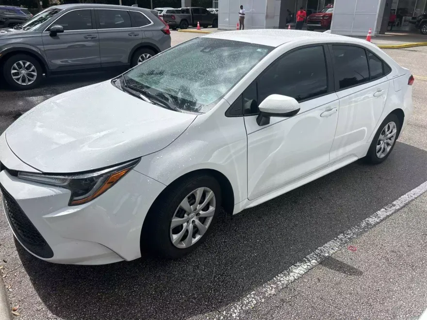 2021 Toyota Corolla LE photo 1