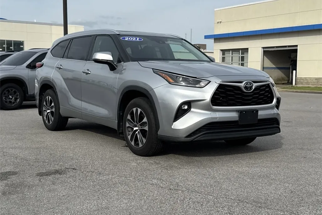 2021 Toyota Highlander XLE photo 1