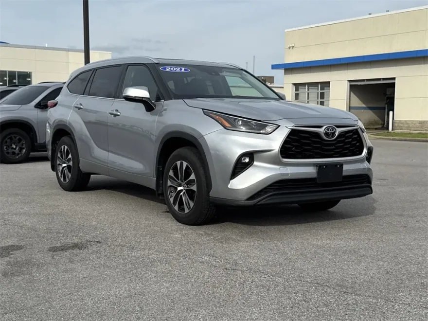 2021 Toyota Highlander XLE photo 1