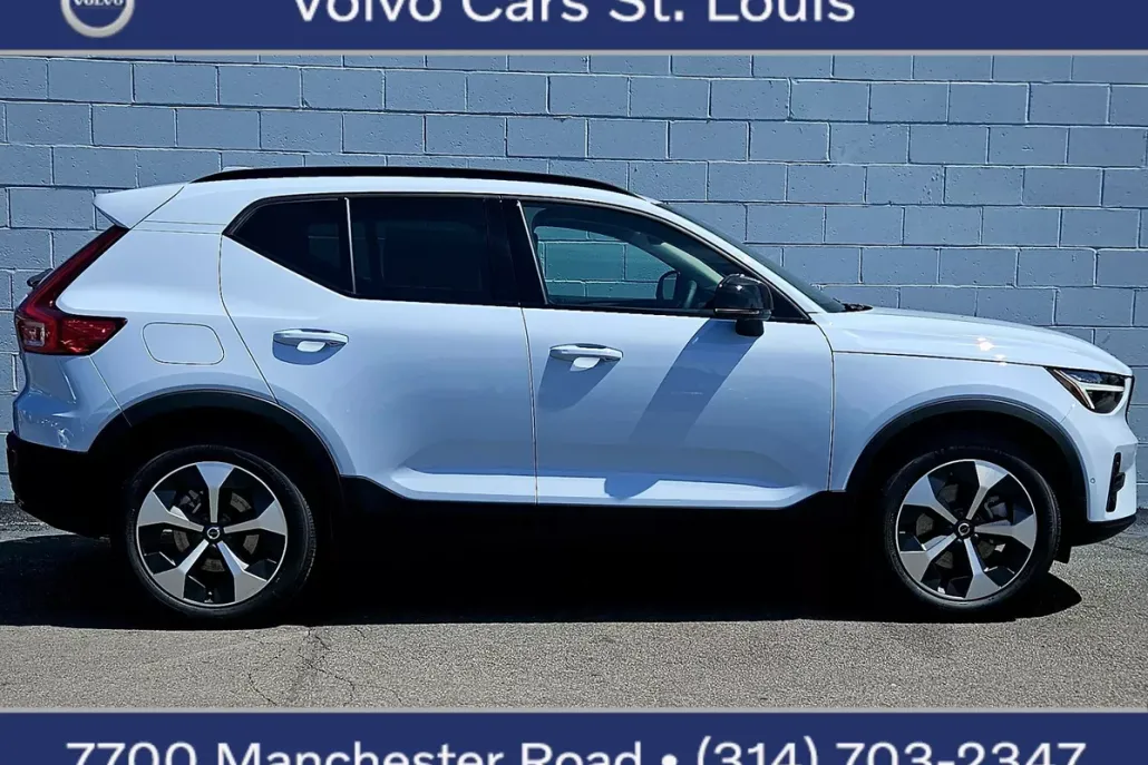 2026 Volvo XC40 Plus photo 1