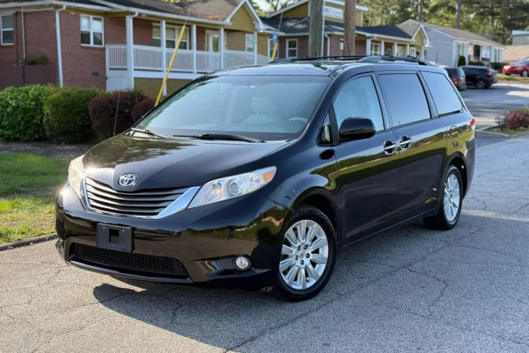 2013 Toyota Sienna XLE photo 1