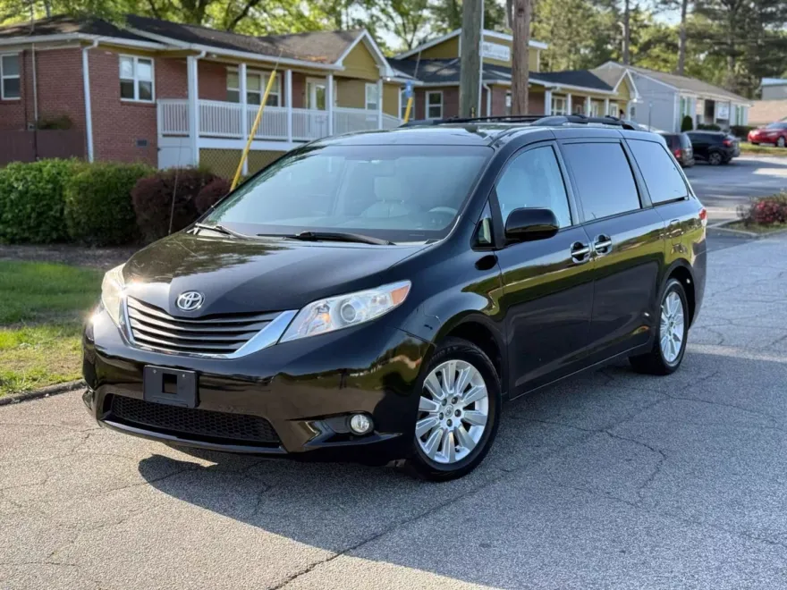 2013 Toyota Sienna XLE photo 1