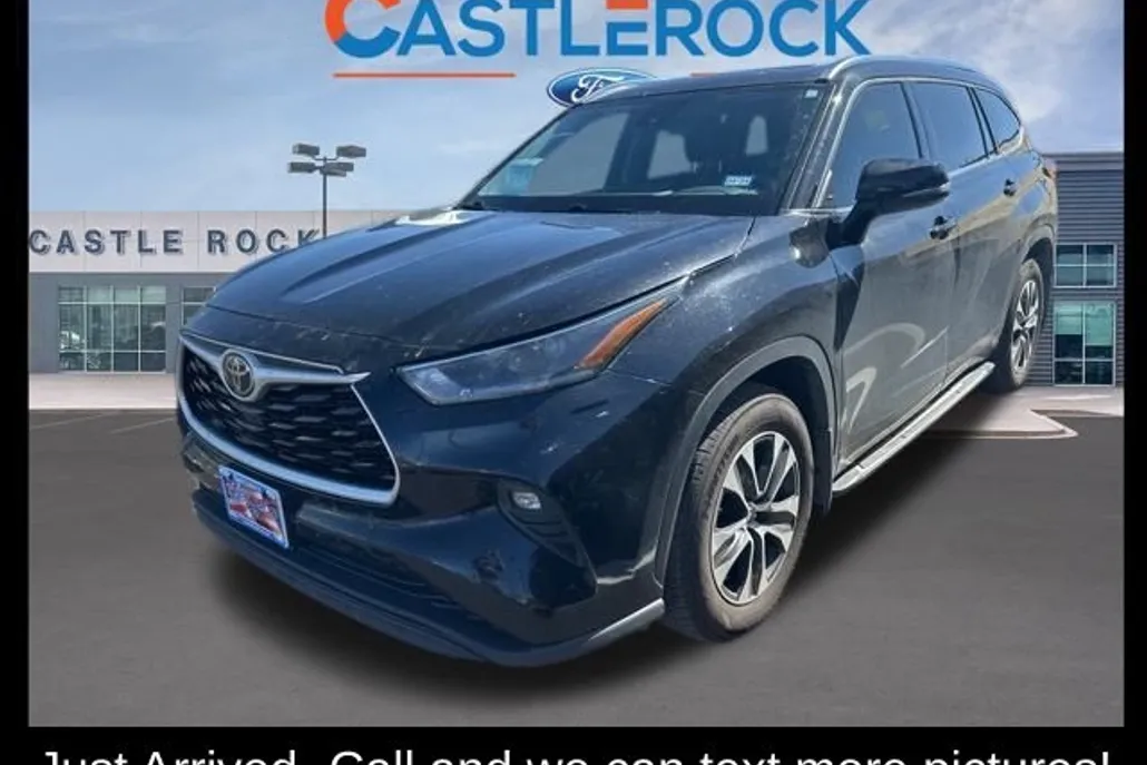 2021 Toyota Highlander XLE photo 1