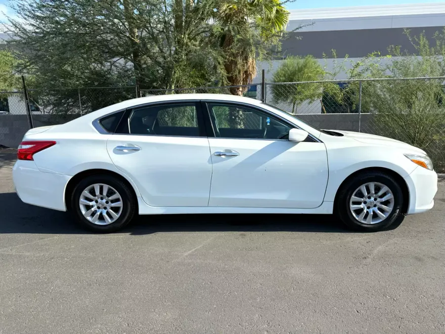 2016 Nissan Altima 2.5 SR photo 1