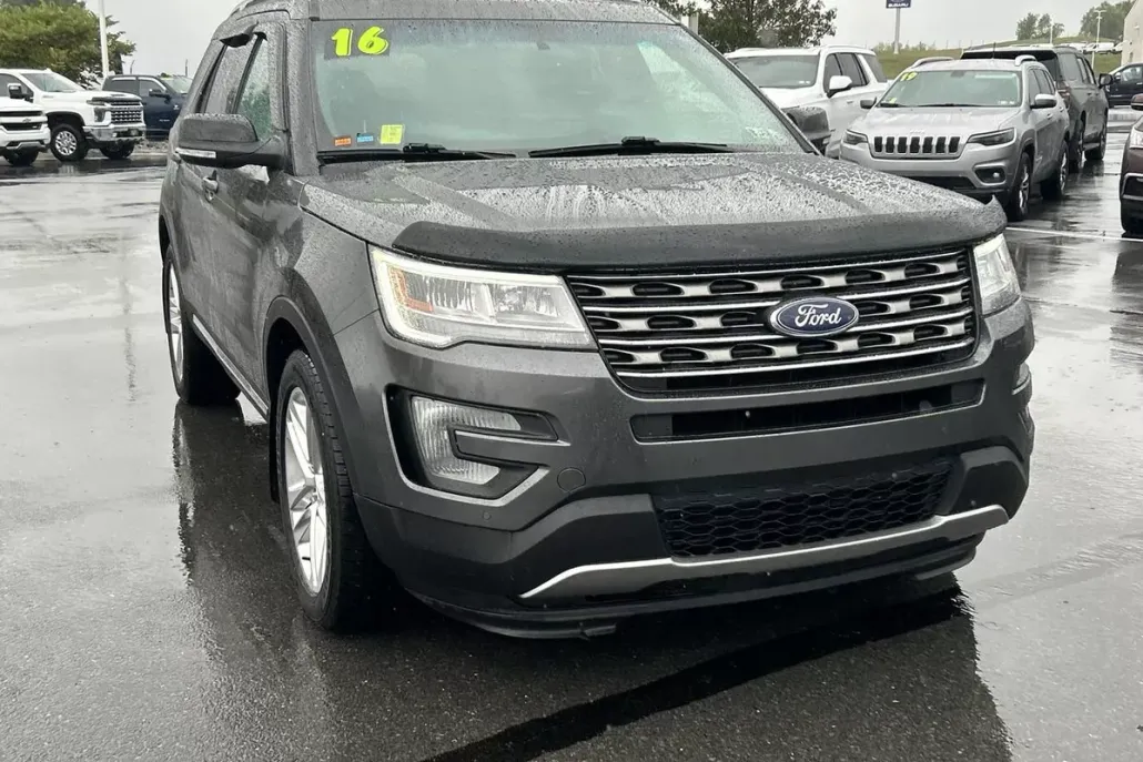 2016 Ford Explorer XLT photo 1