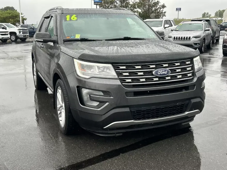 2016 Ford Explorer XLT photo 1
