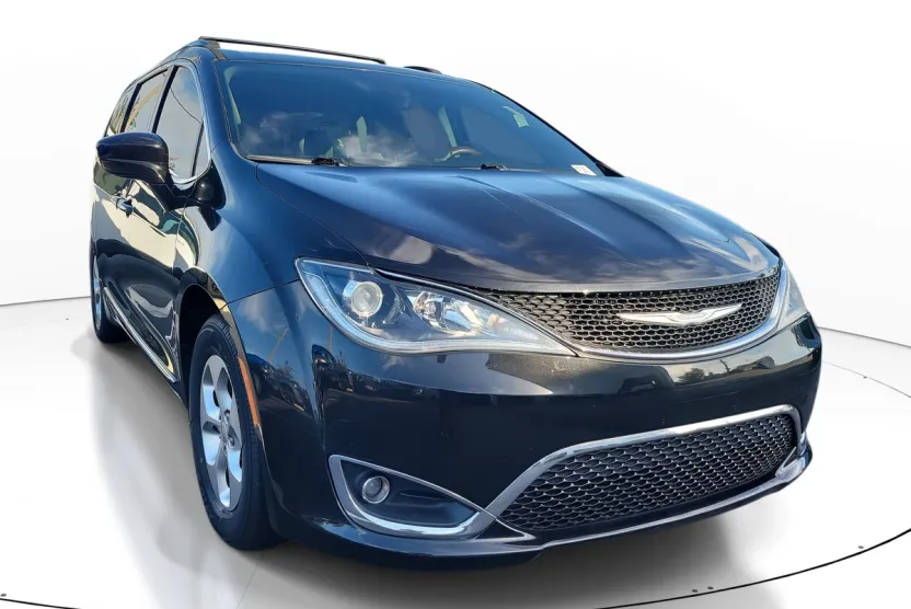 2017 Chrysler Pacifica Touring Plus photo 1