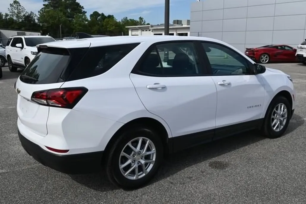 2023 Chevrolet Equinox LS photo 1