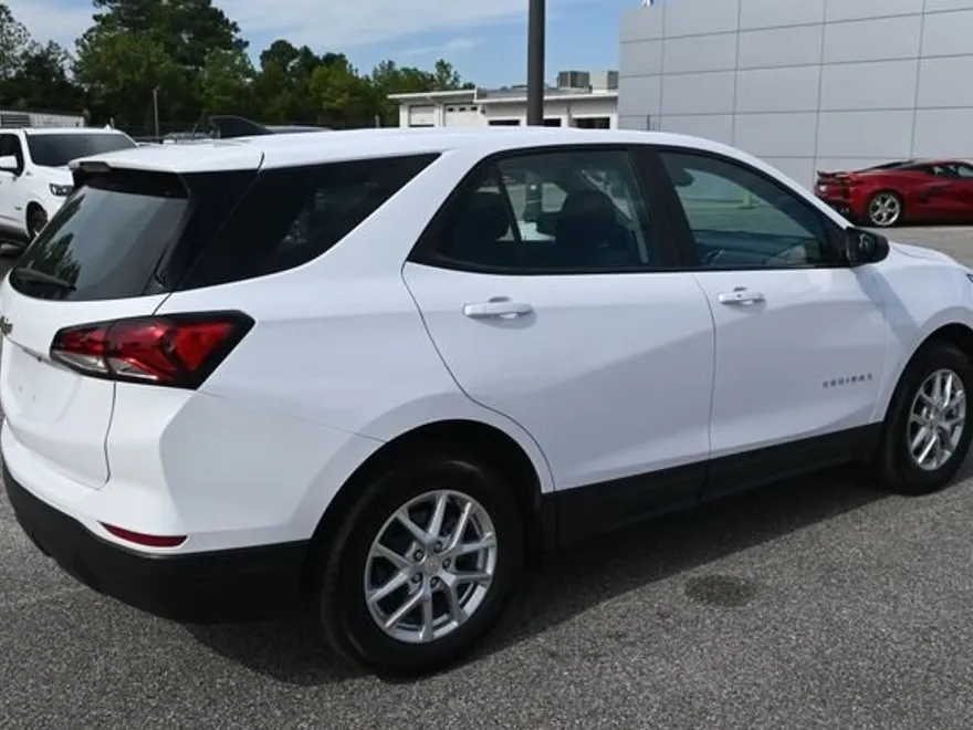 2023 Chevrolet Equinox LS photo 1