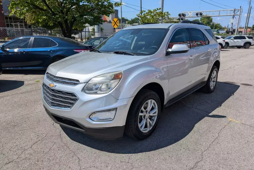 2017 Chevrolet Equinox LT photo 1