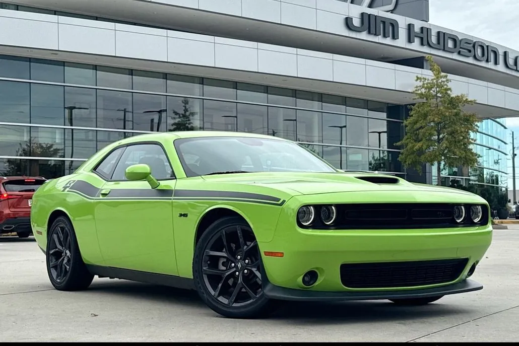 2023 Dodge Challenger R/T photo 1