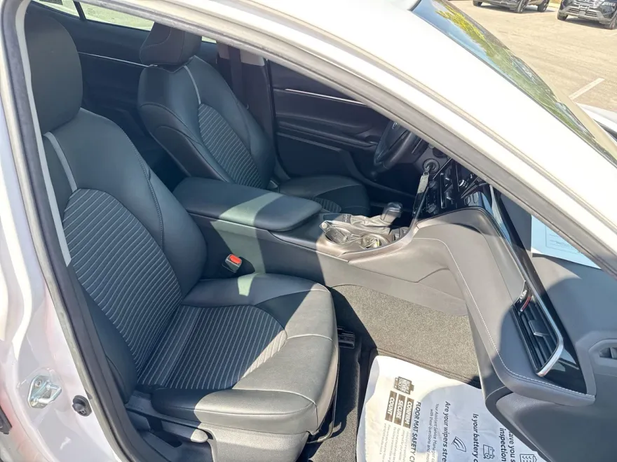 2023 Toyota Camry SE photo 1