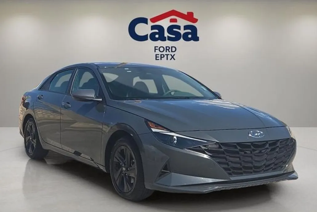 2023 Hyundai Elantra SEL photo 1