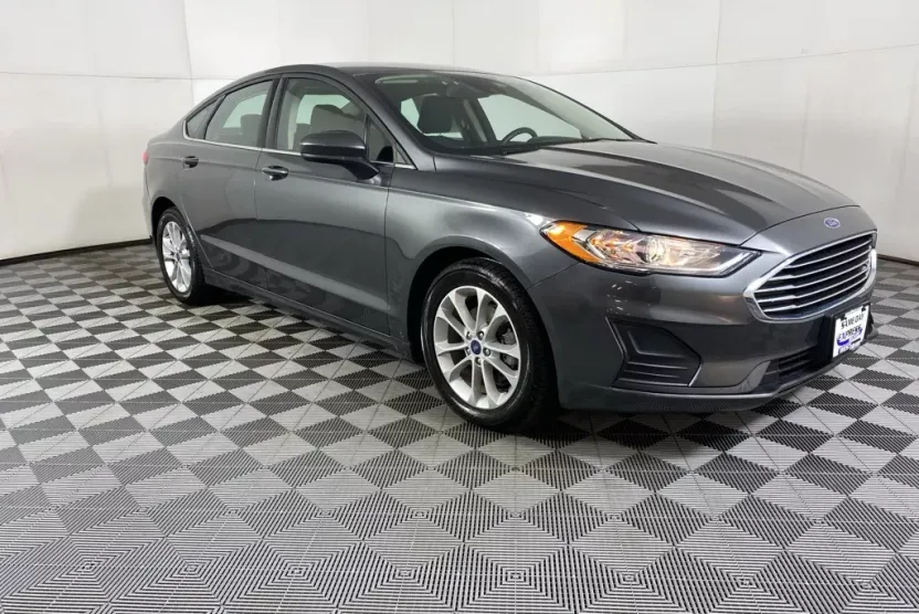 2020 Ford Fusion SE photo 1
