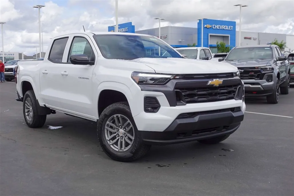 2025 Chevrolet Colorado Work Truck LT photo 1