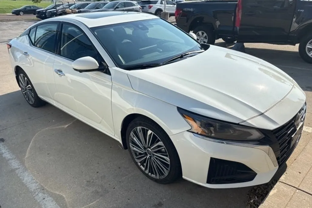 2023 Nissan Altima 2.5 SL photo 1