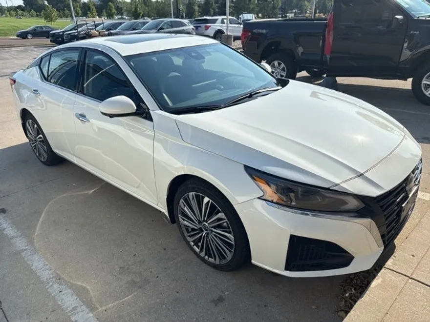 2023 Nissan Altima 2.5 SL photo 1