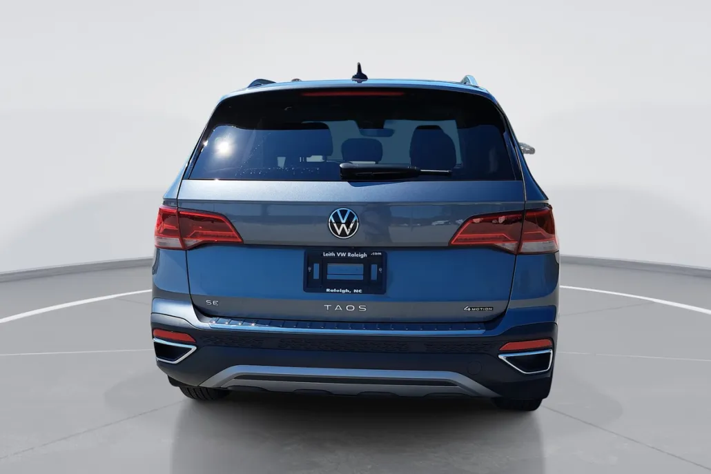 2024 Volkswagen Taos SE photo 1