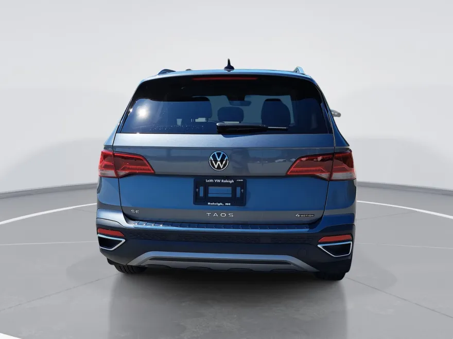 2024 Volkswagen Taos SE photo 1