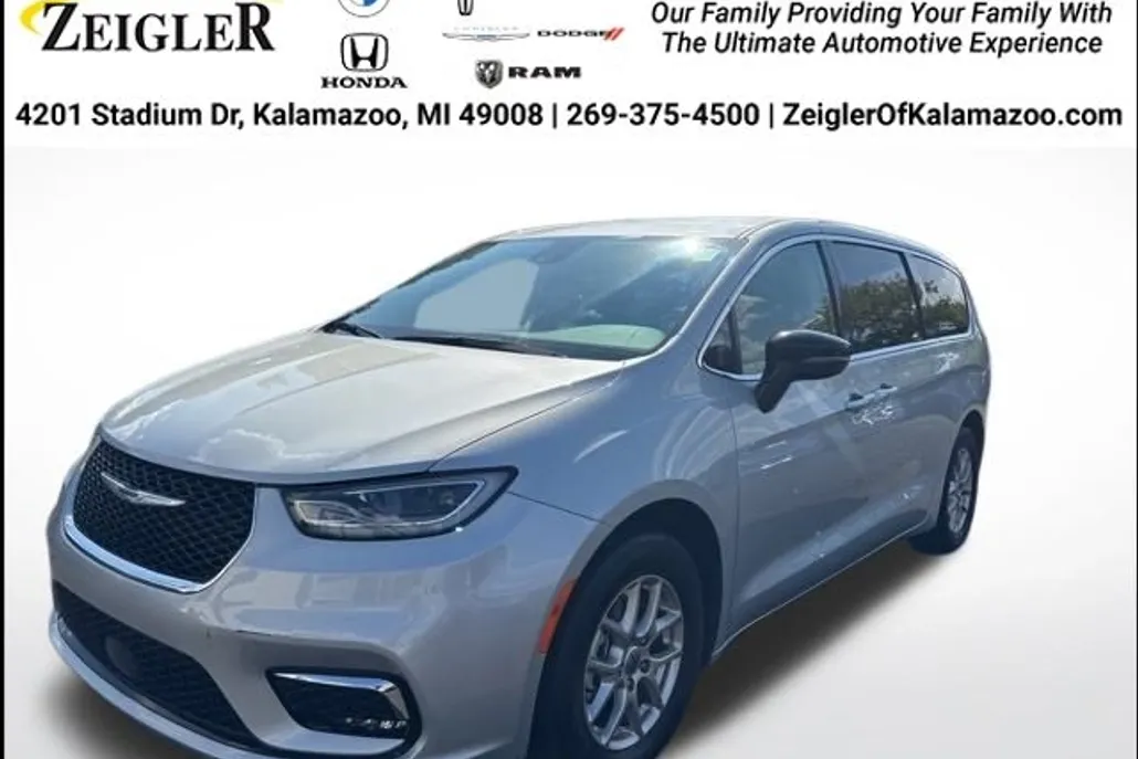 2024 Chrysler Pacifica Touring L photo 1