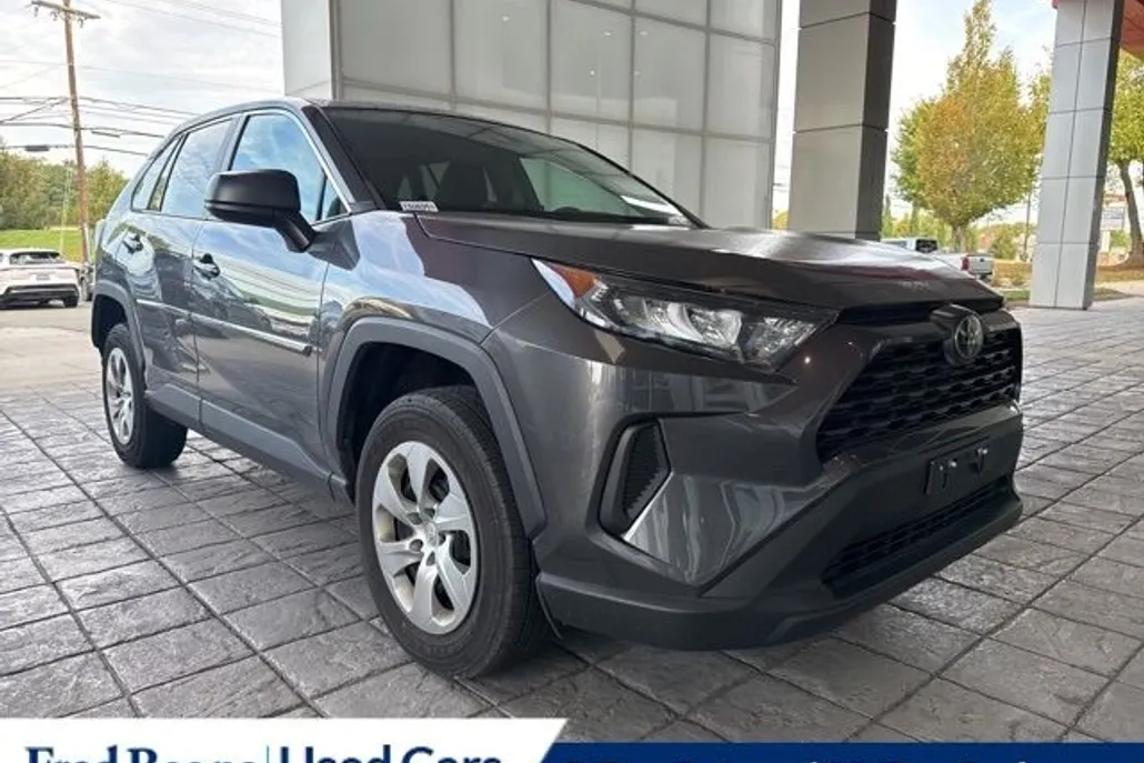 2022 Toyota RAV4 LE photo 1
