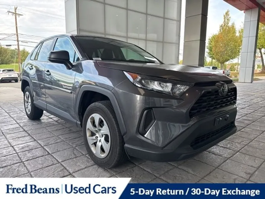 2022 Toyota RAV4 LE photo 1