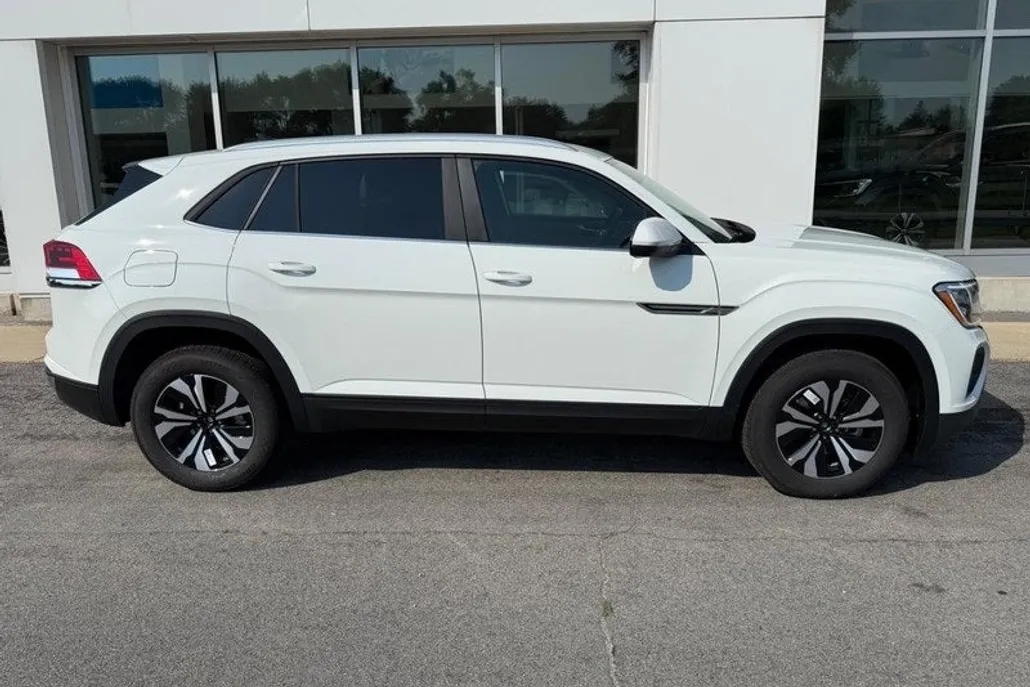 2025 Volkswagen Atlas Cross Sport SE photo 1