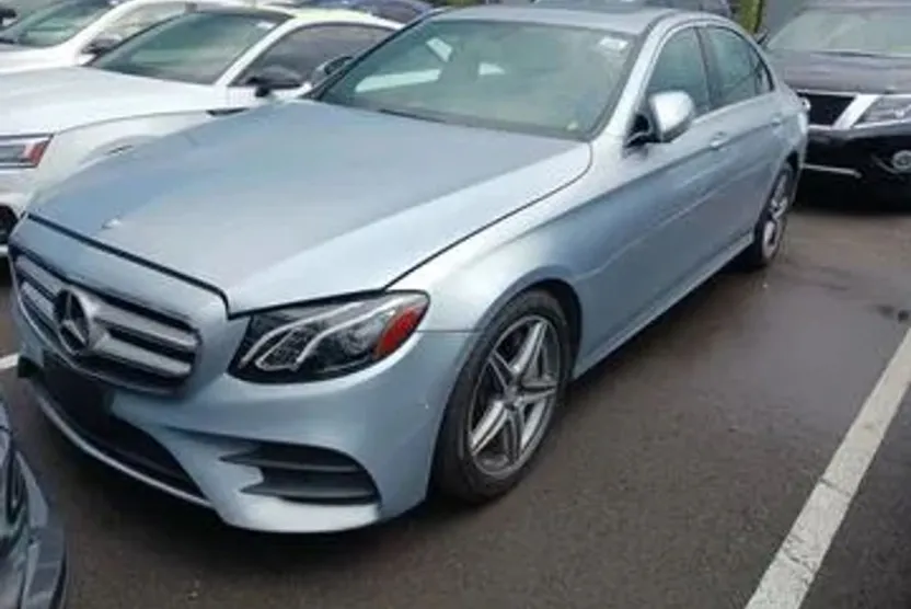 2017 Mercedes Benz E 300 4MATIC Sedan photo 1