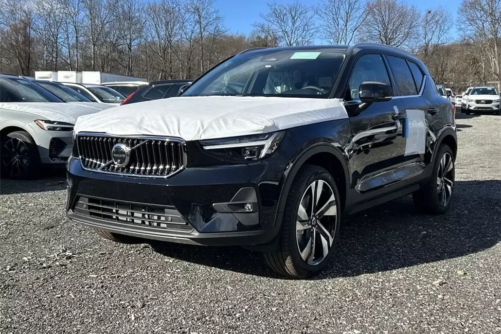 2025 Volvo XC40 photo 1