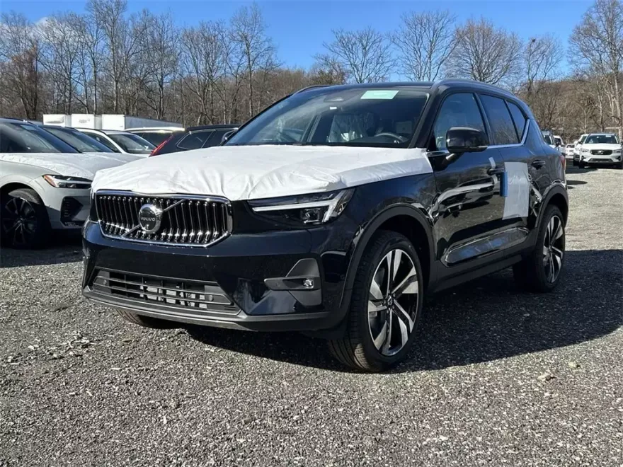 2025 Volvo XC40 photo 1