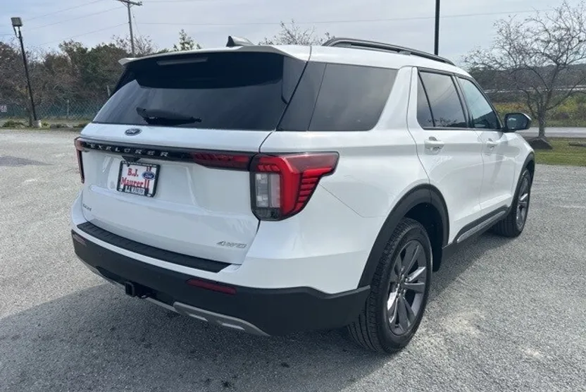 2025 Ford Explorer photo 1
