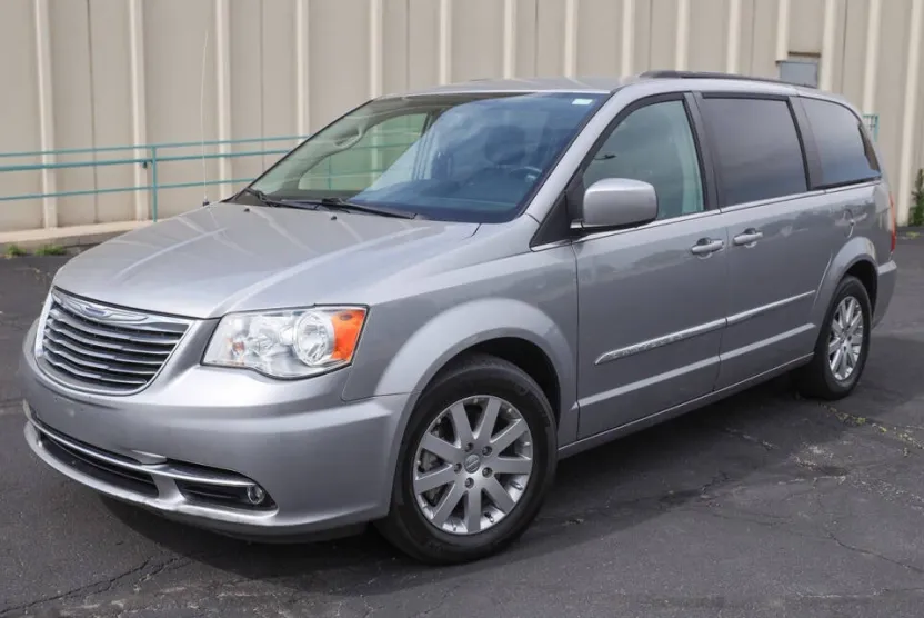2015 Chrysler Town & Country Touring photo 1