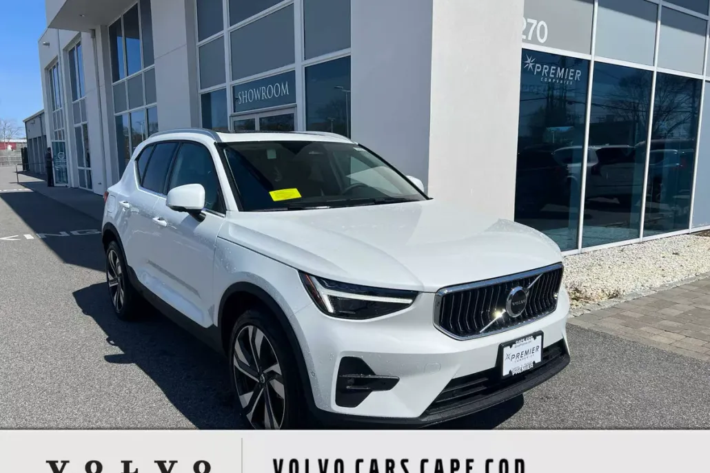 2025 Volvo XC40 Plus photo 1