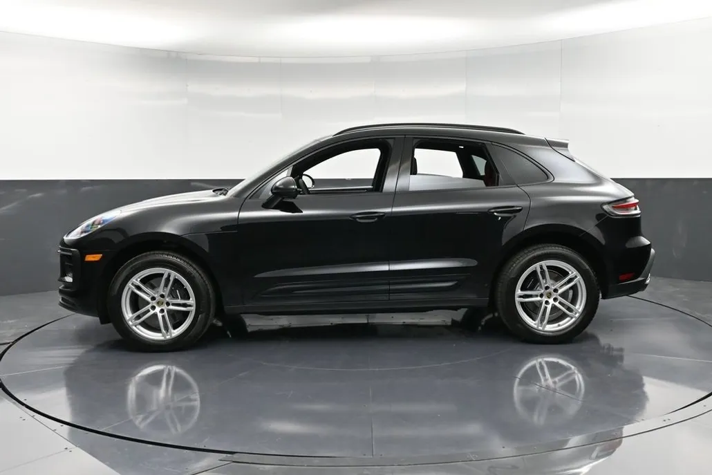 2025 Porsche Macan T photo 1