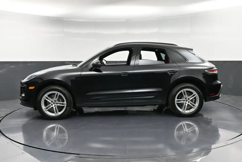 2025 Porsche Macan T photo 1