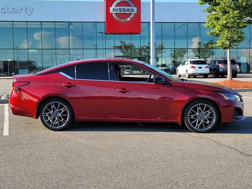 2024 Nissan Altima SR photo 1
