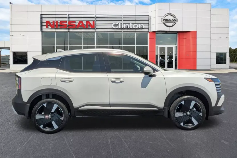 2025 Nissan Kicks SR photo 1